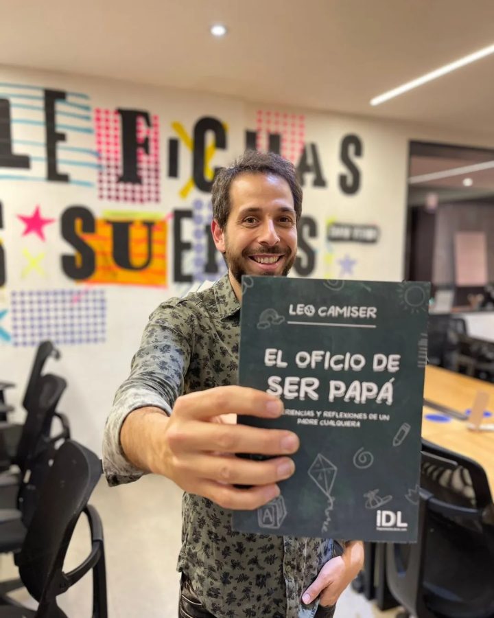 Leo Camiser sosteniendo su libro El oficio de ser papá